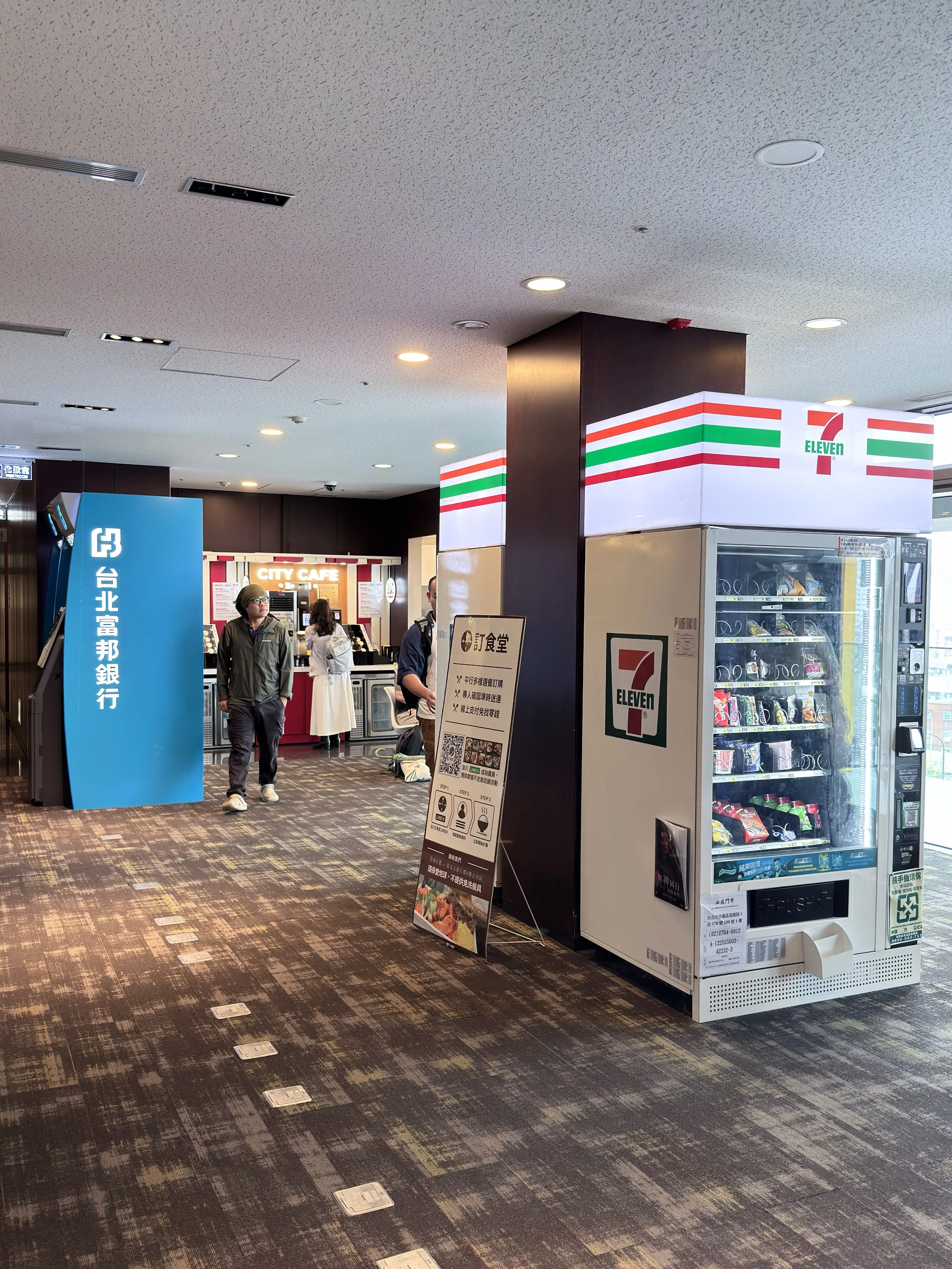 室內的 7-11 販賣機