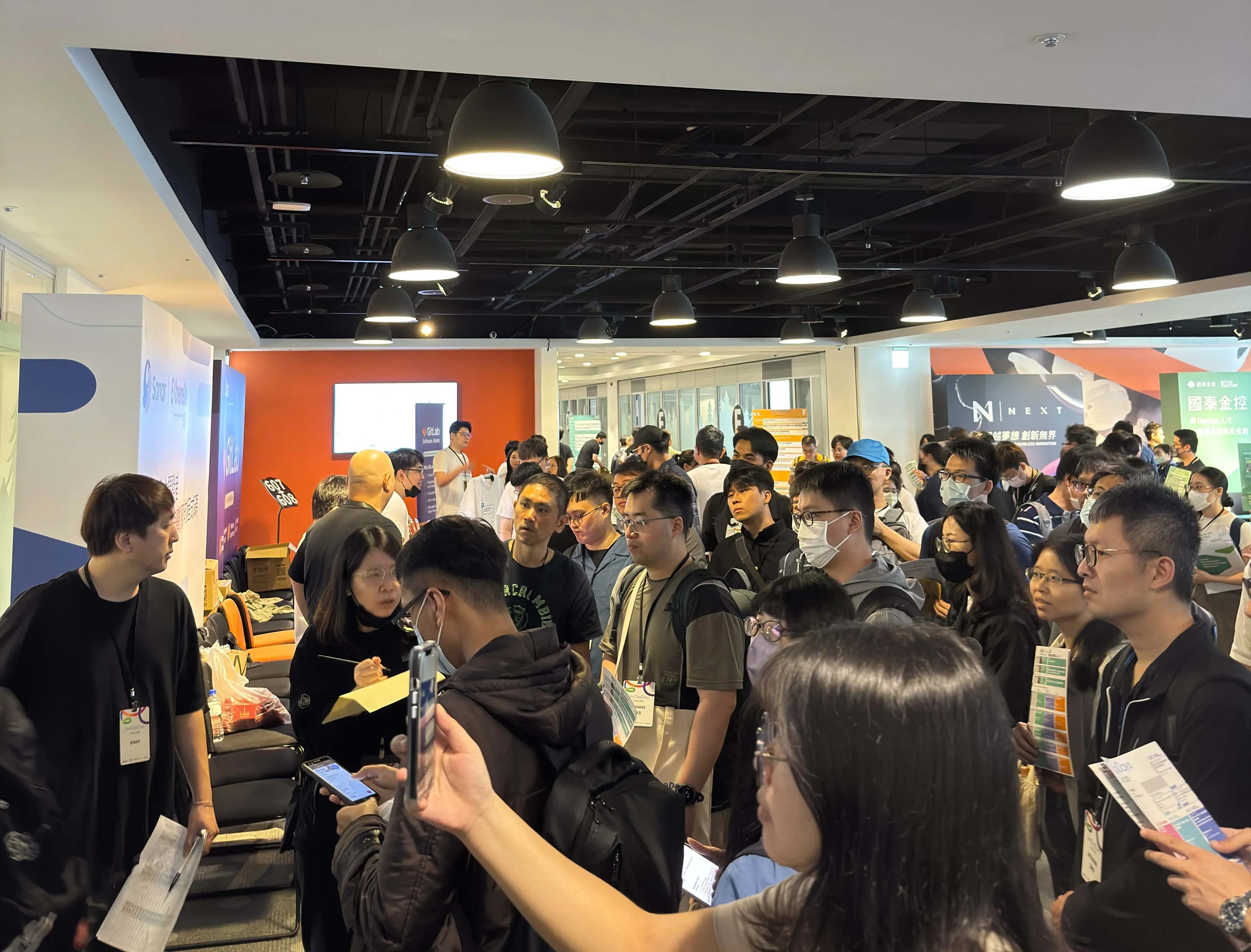 等待進入工作坊教室