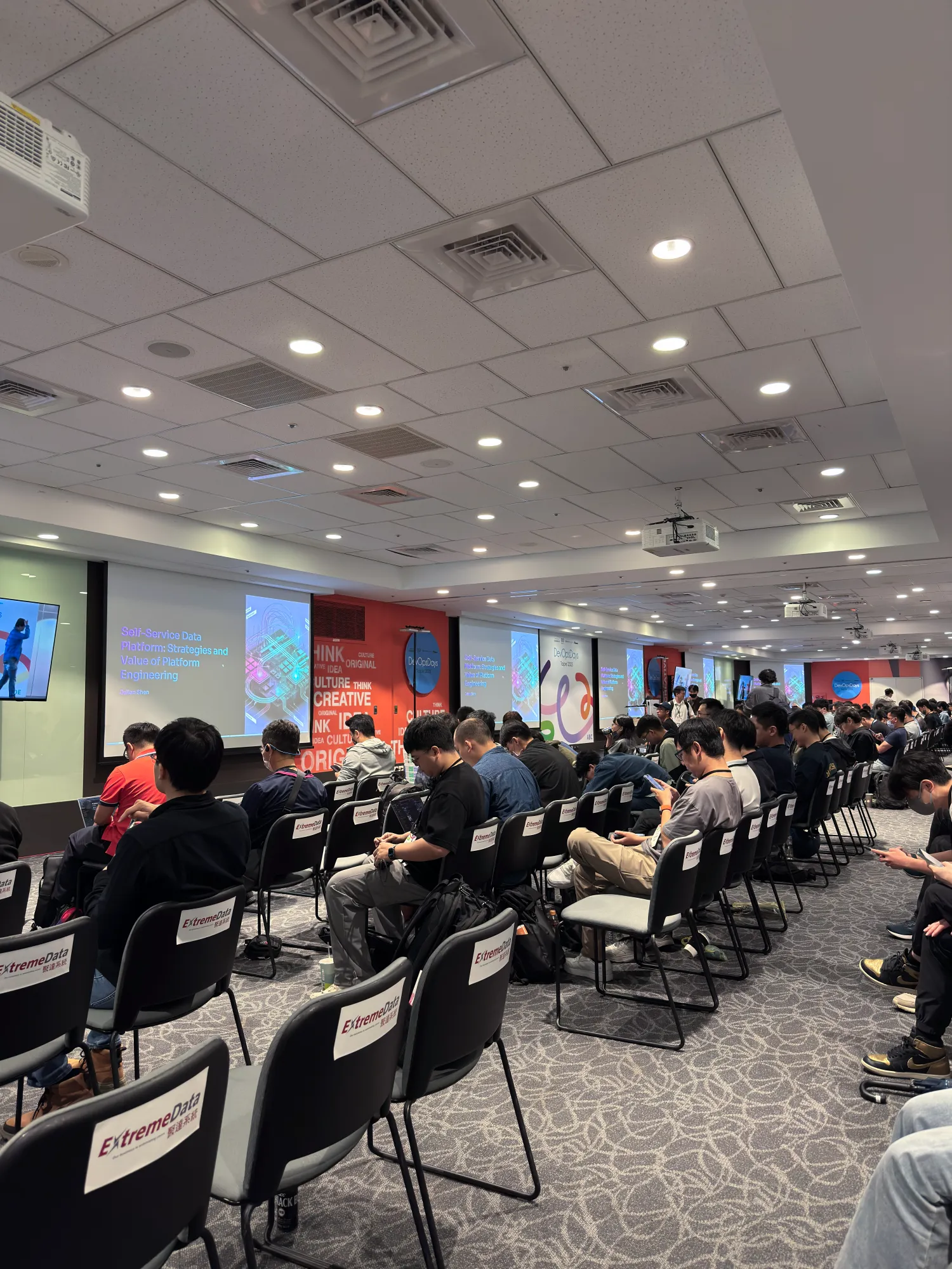 等待演講開場前