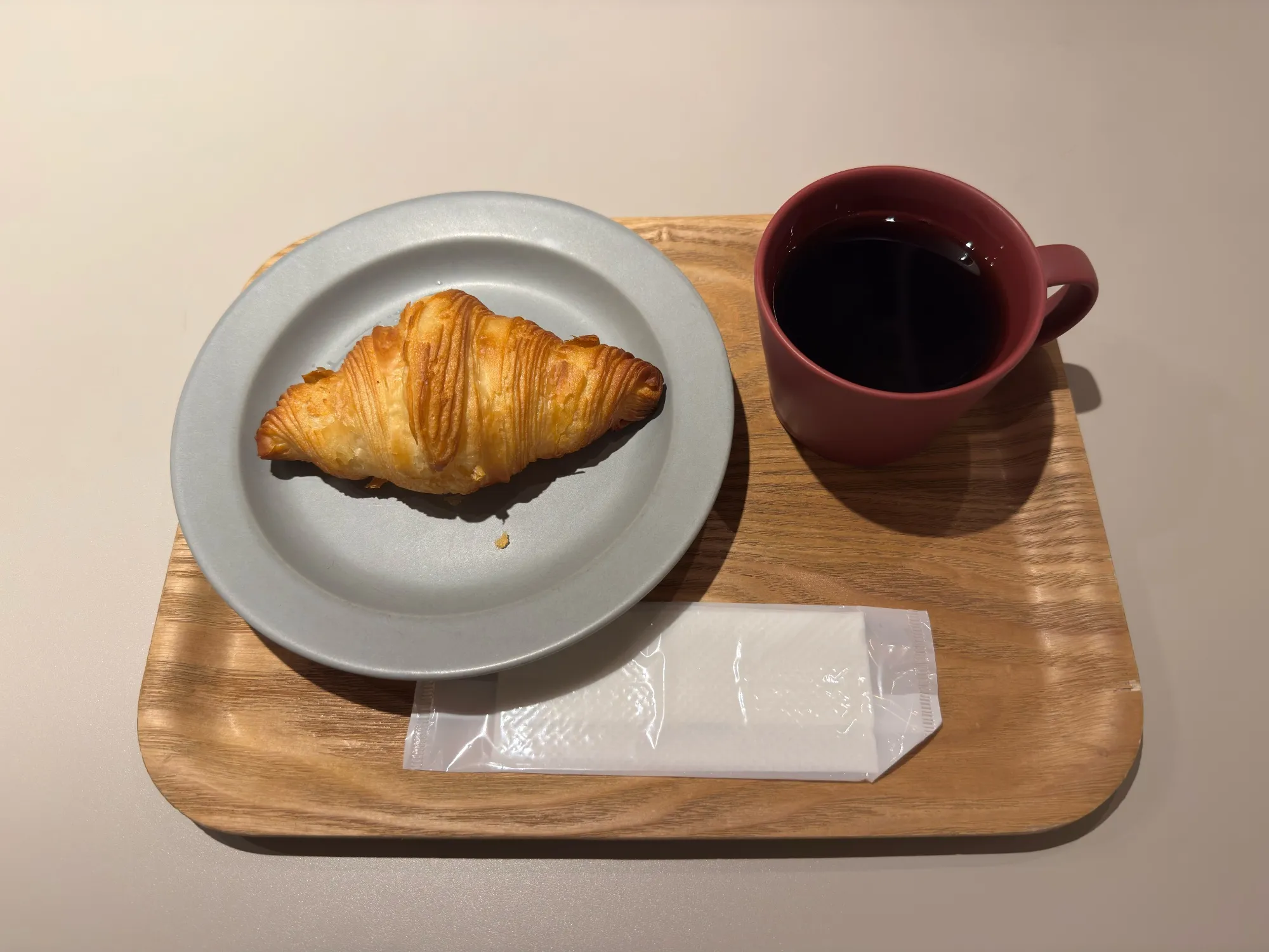 ROKUMEI COFFEE グランスタ丸の内店的牛角麵包和拿鐵