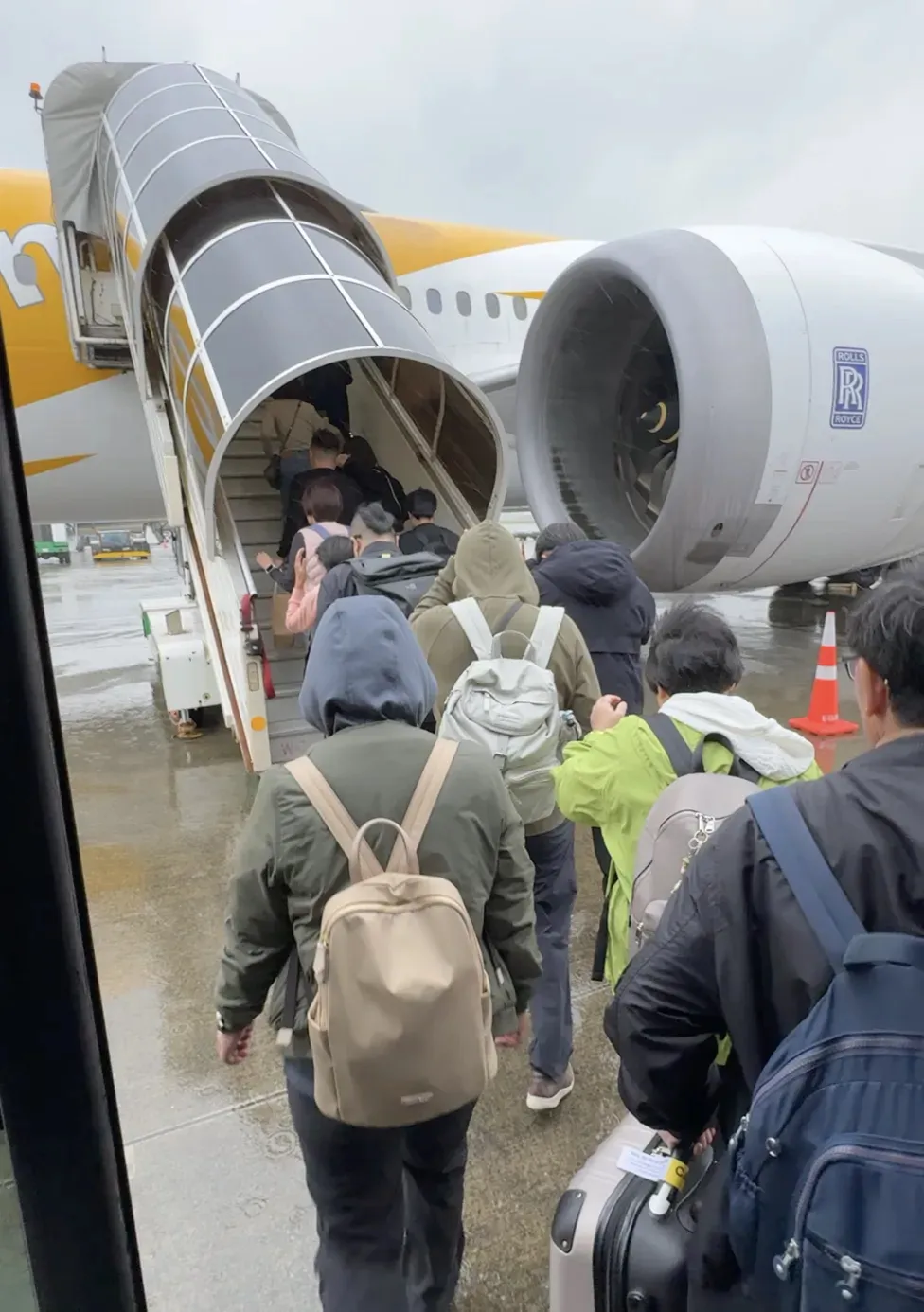 從停機坪上飛機