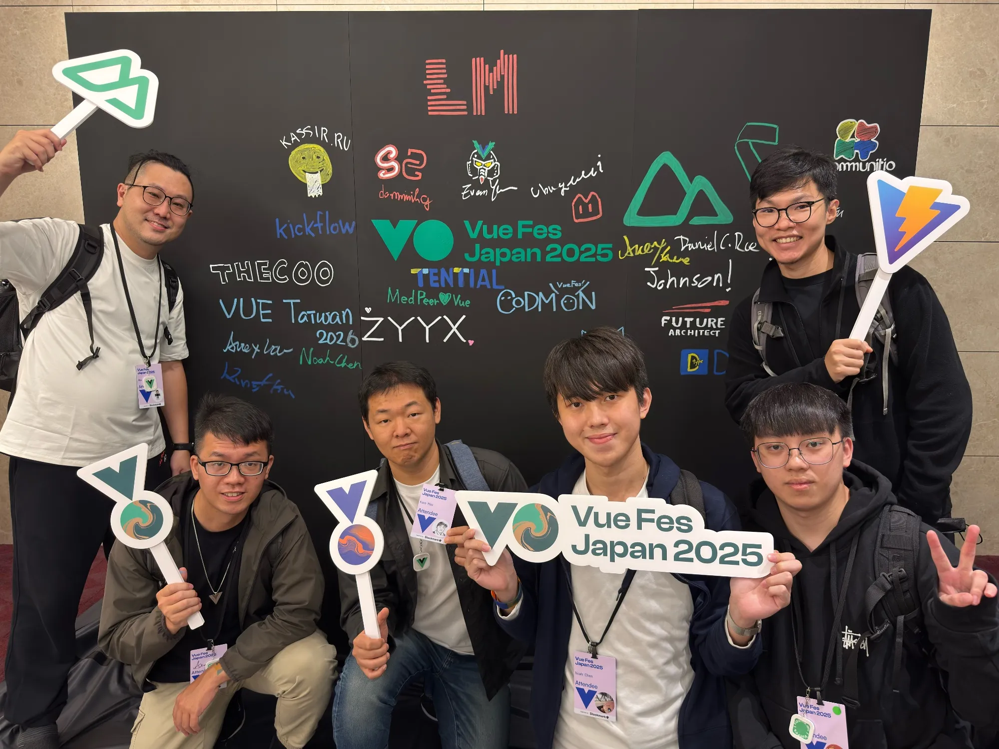 創意牆前大合照