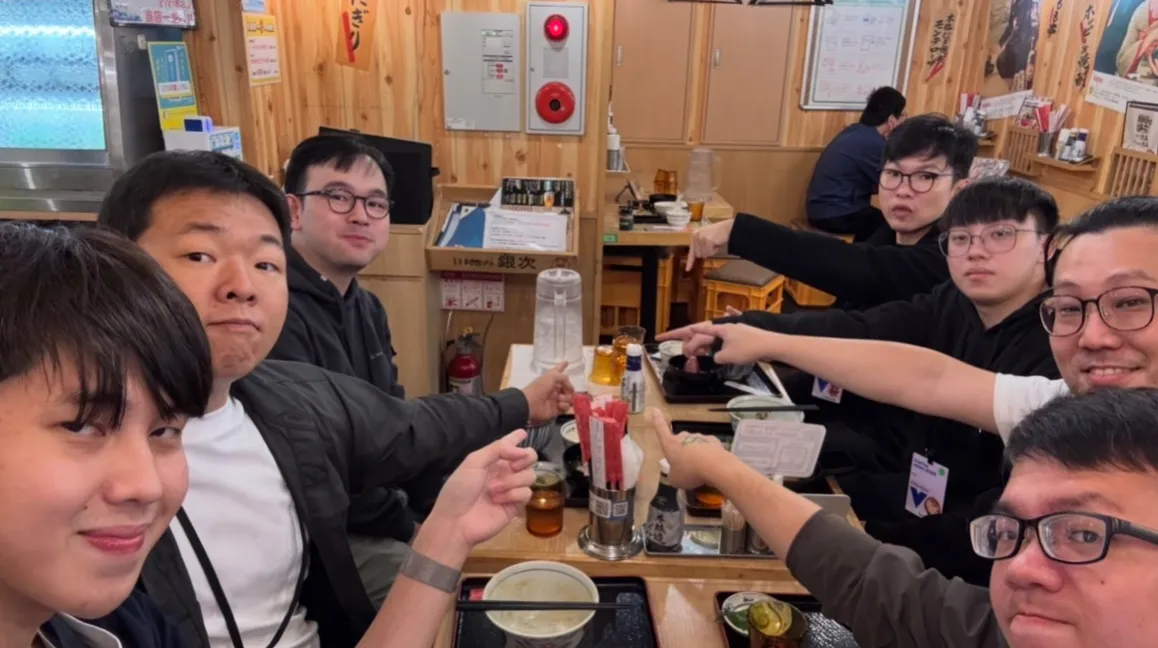 午餐大合照，就缺你一人啦